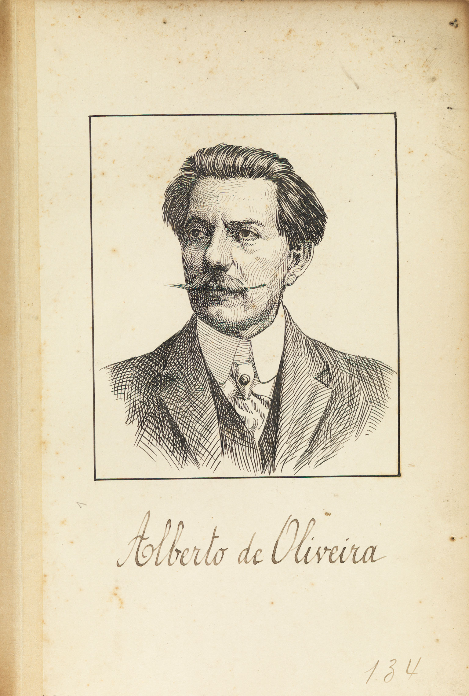 Pintura antiga e em preto e branco do farmacêutico Alberto de Oliveira. Ele usa terno com camisa por baixo e uma gravata, tem cabelos na altura das orelhas e um bigode com as pontas finas e retas para os lados.