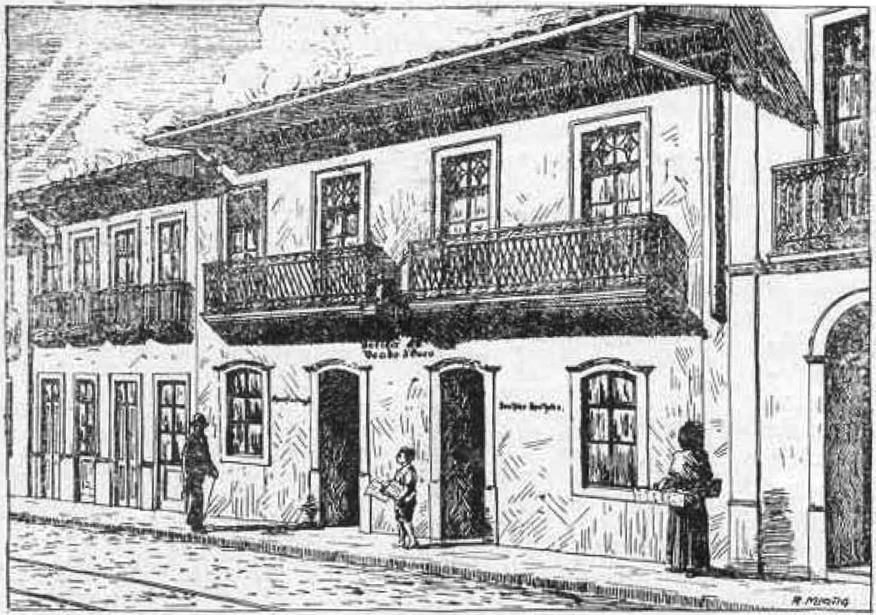 Ilustração em preto e branco da fachada de um prédio de 2 andares, com diversas janelas. Na rua, há pessoas transitando.