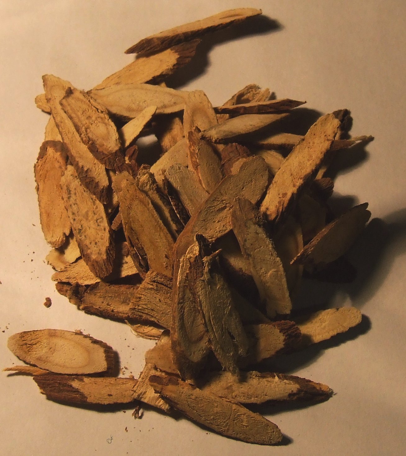 Foto de um porção de fatias de raiz de alcaçuz