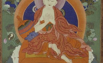 Pintura colorida do filósofo budista indiano Nagarjuna. Ele está sentado em posição de lotus com os dedos entrelaçados.