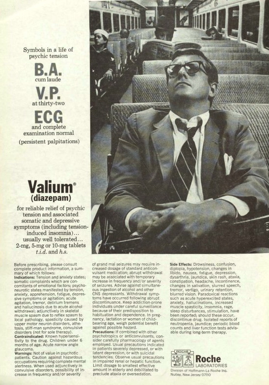 Digitalização de uma página publicitária com um anúncio do medicamento Valium. Há a foto, em preto e branco, de um homem sentado e encostado em uma cadeira, usando terno e gravata, óculos, mãos apoiadas e expressão de tristeza.