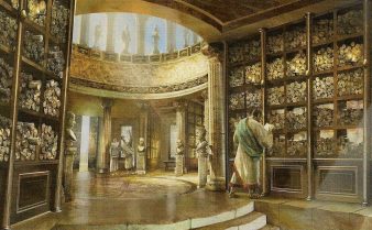Pintura colorida do século 19 da grande biblioteca de Alexandria, um ambiente amplo com prateleiras cheias de pergaminhos, esculturas ao centro e alguns homens no ambiente.