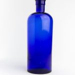 Foto de um frasco de vidro azul.