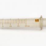Foto de uma seringa antiga de vidro com capacidade de 20 ml.