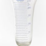 Foto de medidor de vidro incolor em forma cônica com graduação até 250 ml.
