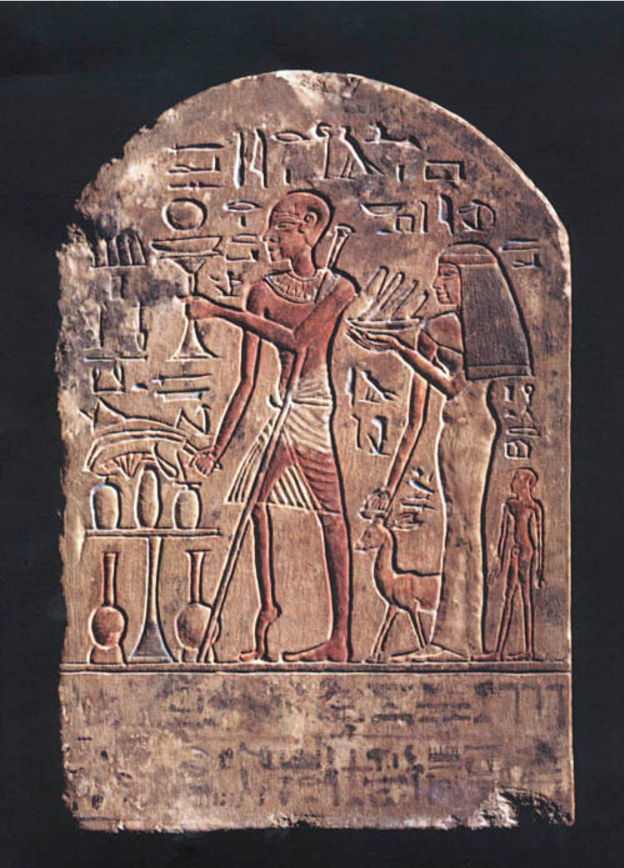 Desenho entalhado na parede com um homem ao centro e uma mulher ao lado. Há diversos hieróglifos ao redor deles.
