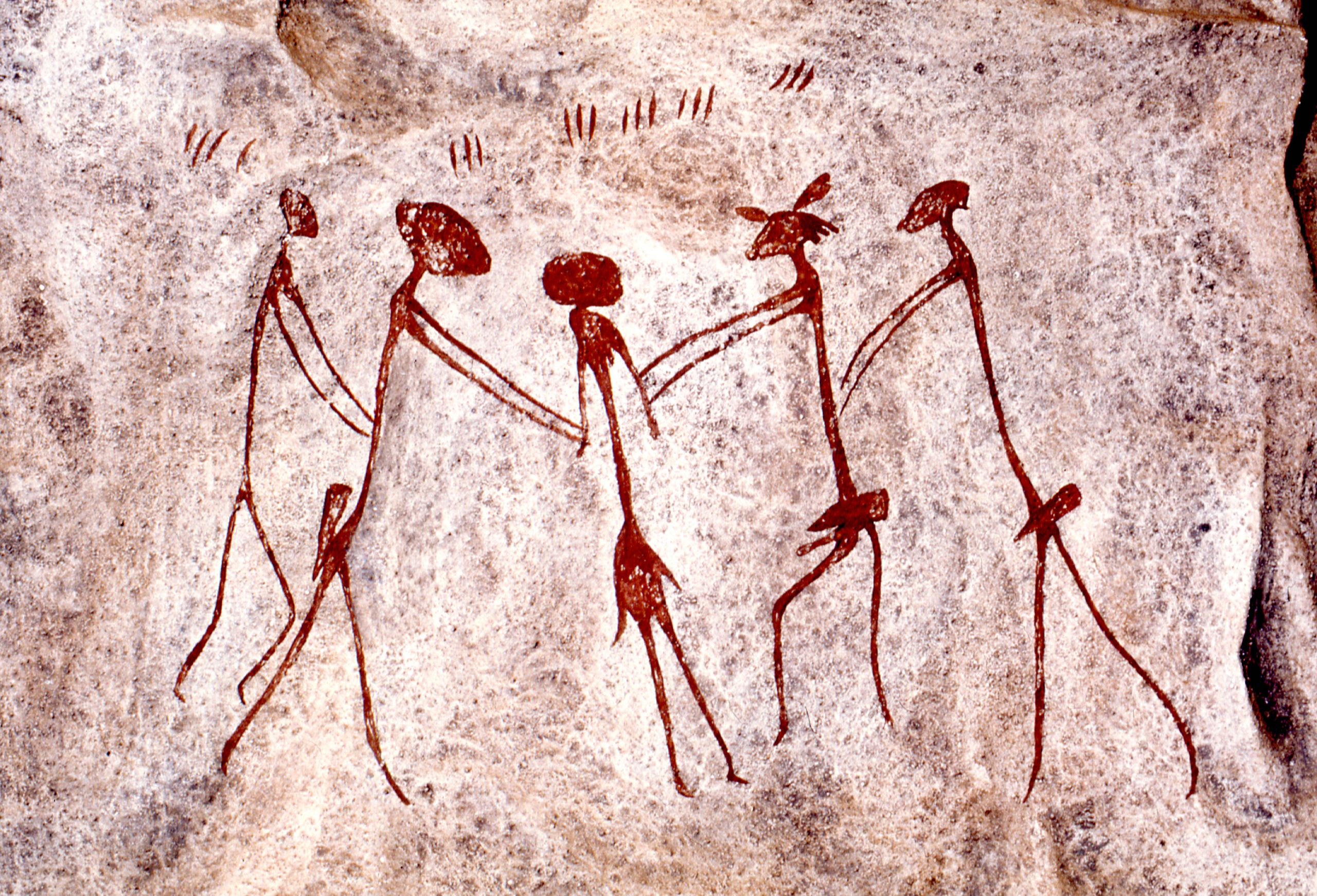Pintura rupestre do fim da Idade da Pedra com 1 figura humana ao centro e outras 4 ao seu redor.