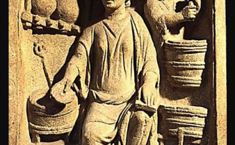 Escultura romana com um homem ao centro e outro do lado esquerdo, ao redor deles há diversos vasos.