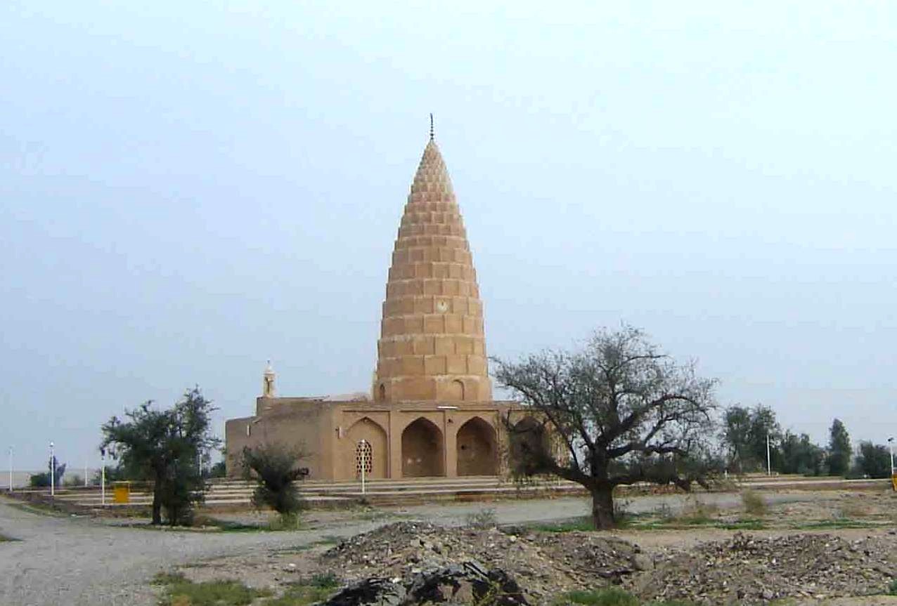 Foto da Escola de Gundishapur, um prédio com uma grande cúpula afunilada.