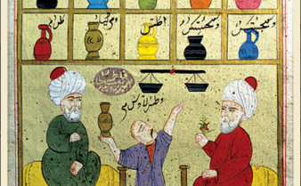 Digitalização de manuscrito otomano com a ilustração de três homens. Dois sentados em camas e, ao centro, um com um vaso em sua mão direita. Sobre eles, há prateleiras com vasos e garrafas diversas.