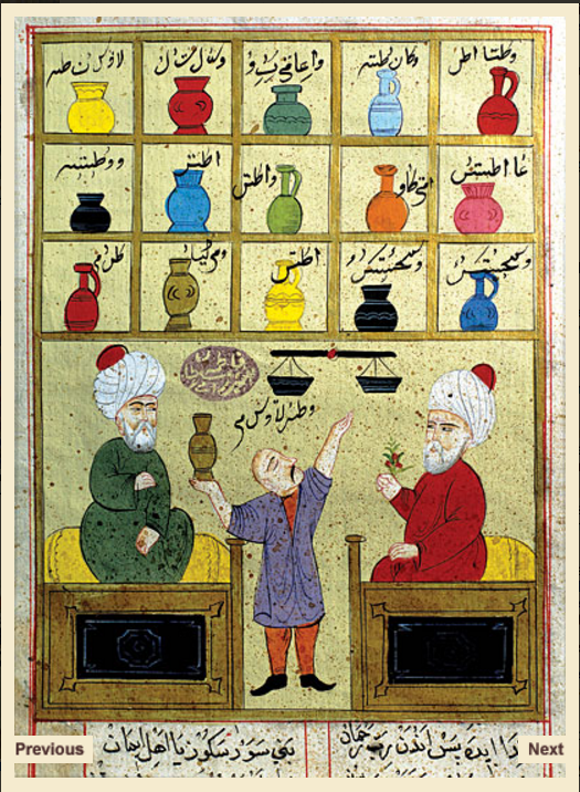 Digitalização de manuscrito otomano com a ilustração de três homens. Dois sentados em camas e, ao centro, um com um vaso em sua mão direita. Sobre eles, há prateleiras com vasos e garrafas diversas.