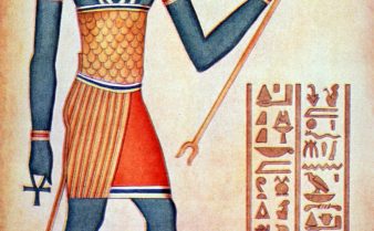 Pintura egípcia do deus Imhotep com diversos hieróglifos do lado direito.