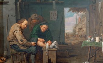 Pintura Cirurgião-barbeiro, de David Ryckaert III com um ambiente simples e, nele, um homem curvado cuidando da ferida na perna de outro homem, que está sentado.