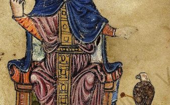 Pintura colorida do final do século 13 do imperador do Sacro Império Romano-Germânico Frederico II. Ele usa coroa, está sentado em um banco e, ao seu lado, há uma ave de rapina.