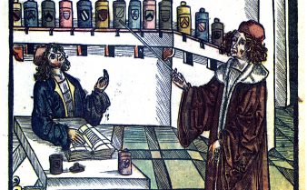 Ilustração colorida da obra O livro da vida, de Marsilius Ficinus, com um homem sentado na frente de uma mesa com um livro em sua frente e um homem em pé com uma vareta comprida em sua mão direita. Ao redor deles, há prateleiras com frascos diversos.