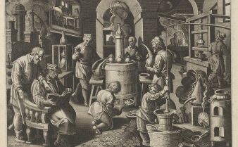 Gravura em preto e branco de Jan van der Straet de 1600, com diversos homens trabalhando ao redor de um forno de destilação. Há o texto em latim: “Distillatio. In igne fuccus omnium, arte, corporum. Vigens fit vnda, limpuda et potissima”.