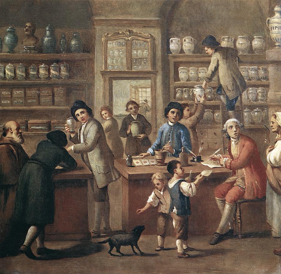 Pintura colorida de um apotecário italiano no século 18, com diversas pessoas dentro e fora do balcão. Há várias prateleiras com vasos e jarros diversos sobre elas.