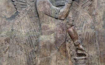 Escultura do deus Marduk. Ele tem barba e cabelos compridos e grandes asas.