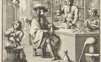 Desenho antigo e em preto e branco de Jan Luyken, Jan Claesz tem Hoorn e Jan Bouman de 1683 mostrando o interior de uma farmácia da época. Há um homem sentado na frente de um balcão sendo atendido por um homem e uma mulher que manipulam substâncias diversas.