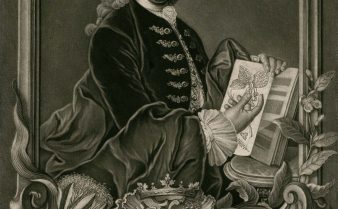 Pintura em preto e branco do médico alemão Christoph Jacob Trew. Um homem com uma peruca antiga com cabelos cacheados, longos e presos em um rabo de cavalo, roupas de época e um livro em suas mãos.