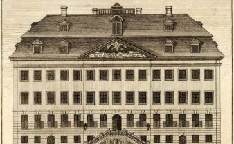 Desenho em preto e branco do prédio da farmácia de Halle feito por Gottfried August Gründler, em 1749. Um prédio retangular com telhado em formato de triângulo e diversos andares, portas e janelas.