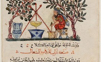 Digitalização de uma página de um livro árabe. Há um homem sentado debaixo de uma árvore preparando um elixir.