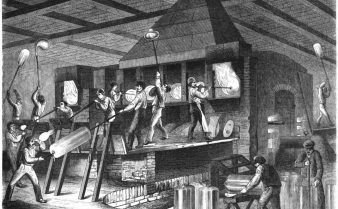 Pintura em preto e branco da fábrica de vidro de Fikentscher mostrando diversos homens trabalhando na frente de fornos e manuseando a mistura que resulta no vidro.