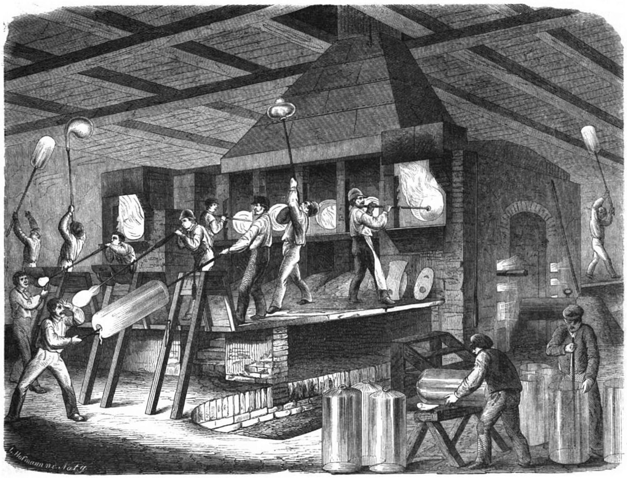 Pintura em preto e branco da fábrica de vidro de Fikentscher mostrando diversos homens trabalhando na frente de fornos e manuseando a mistura que resulta no vidro.