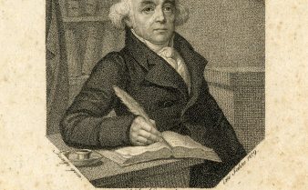 Pintura em preto e branco do médico alemão Samuel Hahnemann, um homem calvo com cabelos brancos apenas nas laterais da cabeça. Ele usa um casaco de gola dobrada e escreve em um livro na mesa à sua frente.
