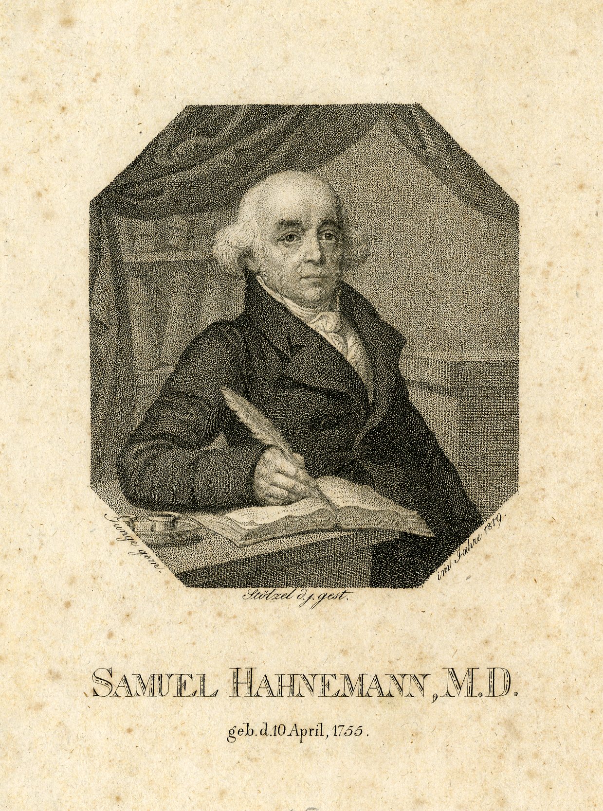 Pintura em preto e branco do médico alemão Samuel Hahnemann, um homem calvo com cabelos brancos apenas nas laterais da cabeça. Ele usa um casaco de gola dobrada e escreve em um livro na mesa à sua frente.