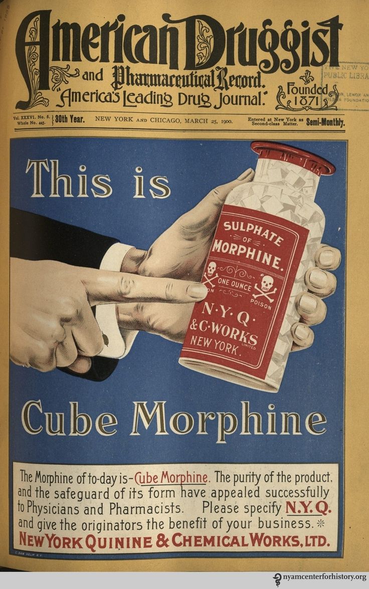 Digitalização de anúncio de morfina em cubos publicado na American Druggist and Pharmaceutical Record em 1900. No centro da imagem, há um quadrado azul com o desenho da mão de uma pessoa segurando o frasco com o medicamento enquanto a outra mão aponta para o rótulo.
