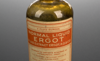 Foto de uma garrafa antiga na cor âmbar com Liquor Ergotae Purificatus.