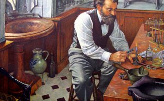 Pintura de Stanislas Limousin sentado em uma banqueta, ao lado de uma mesa, em que ele manipula um equipamento. Ao seu redor, há uma panela de ferro e frascos de vidros.