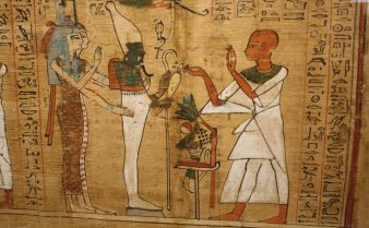 Digitalização de uma página do livro dos mortos do Antigo Egito. Há diversos hieróglifos e três figuras humanas, uma delas com cabeça de animal.