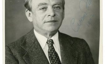 Foto em preto e branco do bioquímico Kazimierz Funk. Ele usa terno e gravata, tem os cabelos curtos e penteados para trás.
