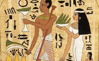Pintura egípcia com um sacerdote segurando um cálice e, ao seu lado, uma mulher com uma tigela na mão esquerda. Há diversos hieróglifos ao redor deles.