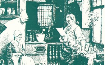 Ilustração do interior de uma farmácia em que há um homem em pé lendo uma folha de papel enquanto está encostado em uma bancada. A sua frente, sentada, está uma mulher.