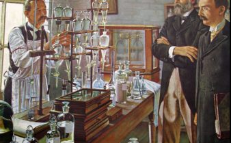 Pintura de um homem de avental manipulando vários frascos de vidros sobre uma estrutura em cima de uma mesa, enquanto dois homens o observam trabalhando.