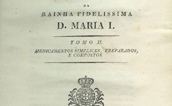 Digitalização de capa da Pharmacopeia geral para o reino e domínios de Portugal, com diversos textos e um brasão em preto e branco.