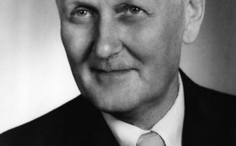 Foto em preto e branco do médico Gerhard Domagk em 1939. Ele é um homem branco, com poucos cabelos grisalhos, que veste terno e gravata.