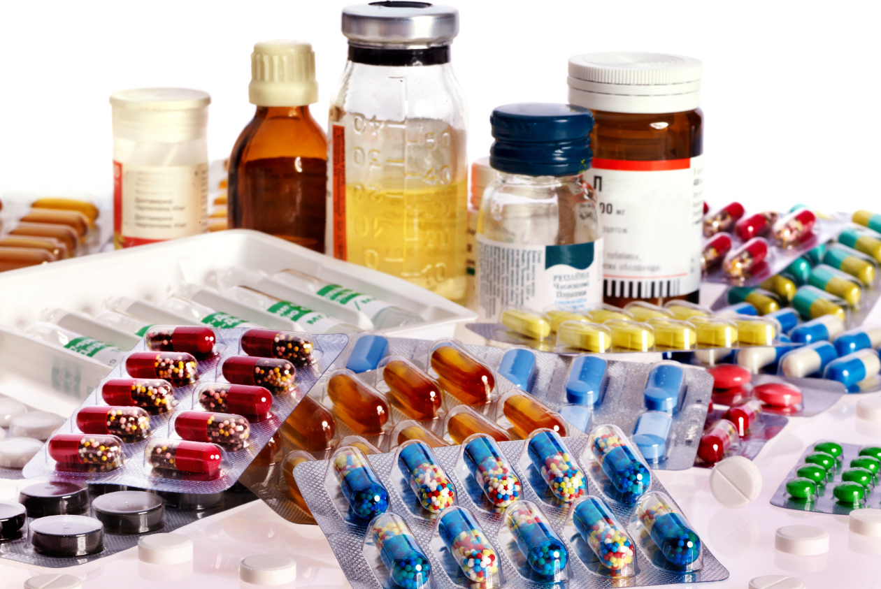 Foto de medicamentos variados, tanto em cartelas quanto em frascos e ampolas.