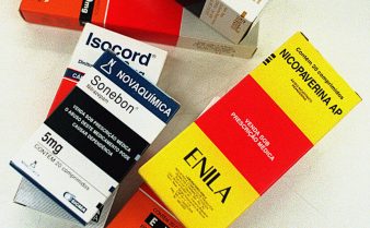 Foto de embalagens de medicamento com tarjas vermelhas e pretas, como Rivotril, Nicopaverina, Sonebon e Isocord.
