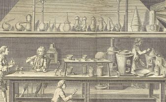 Desenho antigo e em preto e branco de homens trabalhando dentro de um laboratório. Há diversos instrumentos na mesa que está na frente deles e em uma prateleira ao fundo.