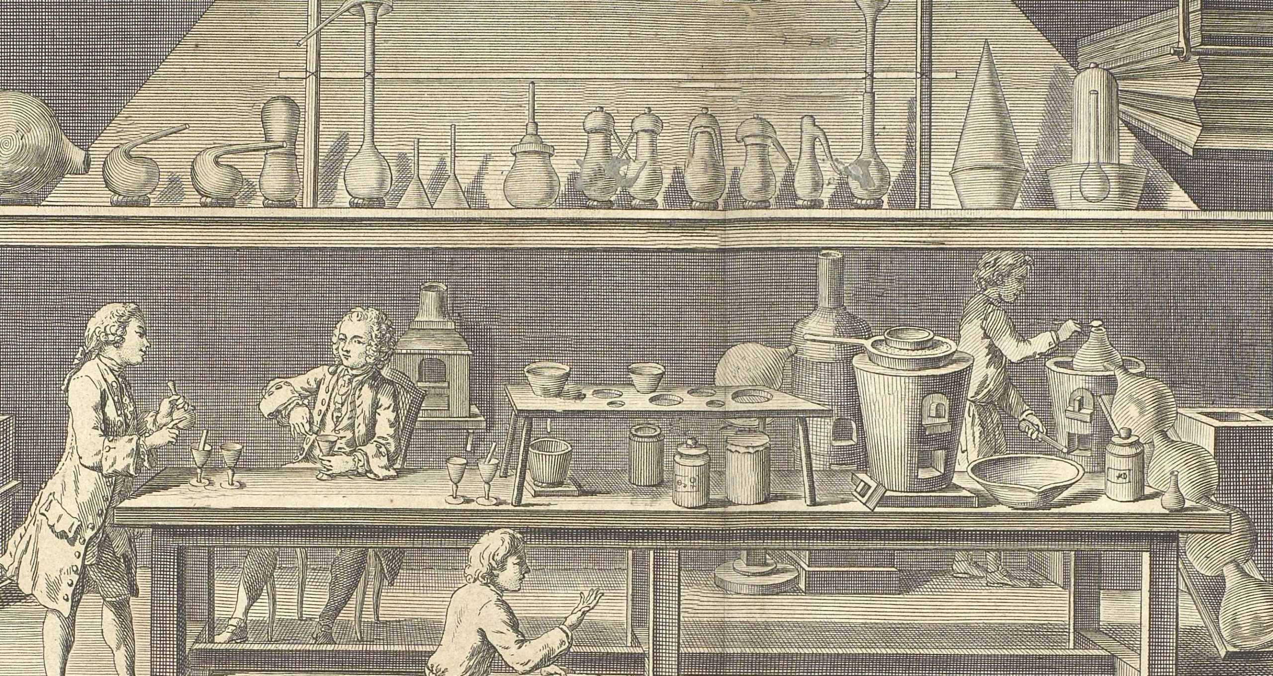 Desenho antigo e em preto e branco de homens trabalhando dentro de um laboratório. Há diversos instrumentos na mesa que está na frente deles e em uma prateleira ao fundo.